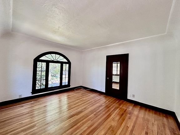 3rd image of 1201 N Columbus Ave