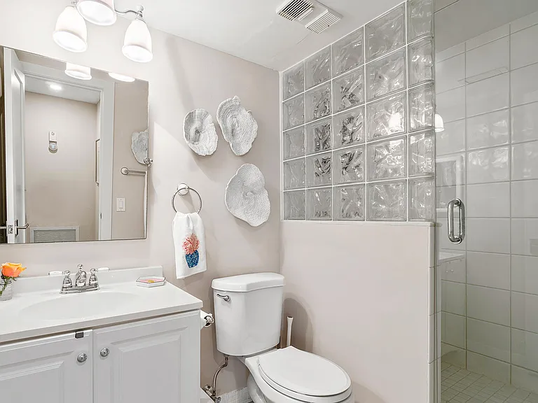 2805 SW 22nd Ave #104 — Photo 5