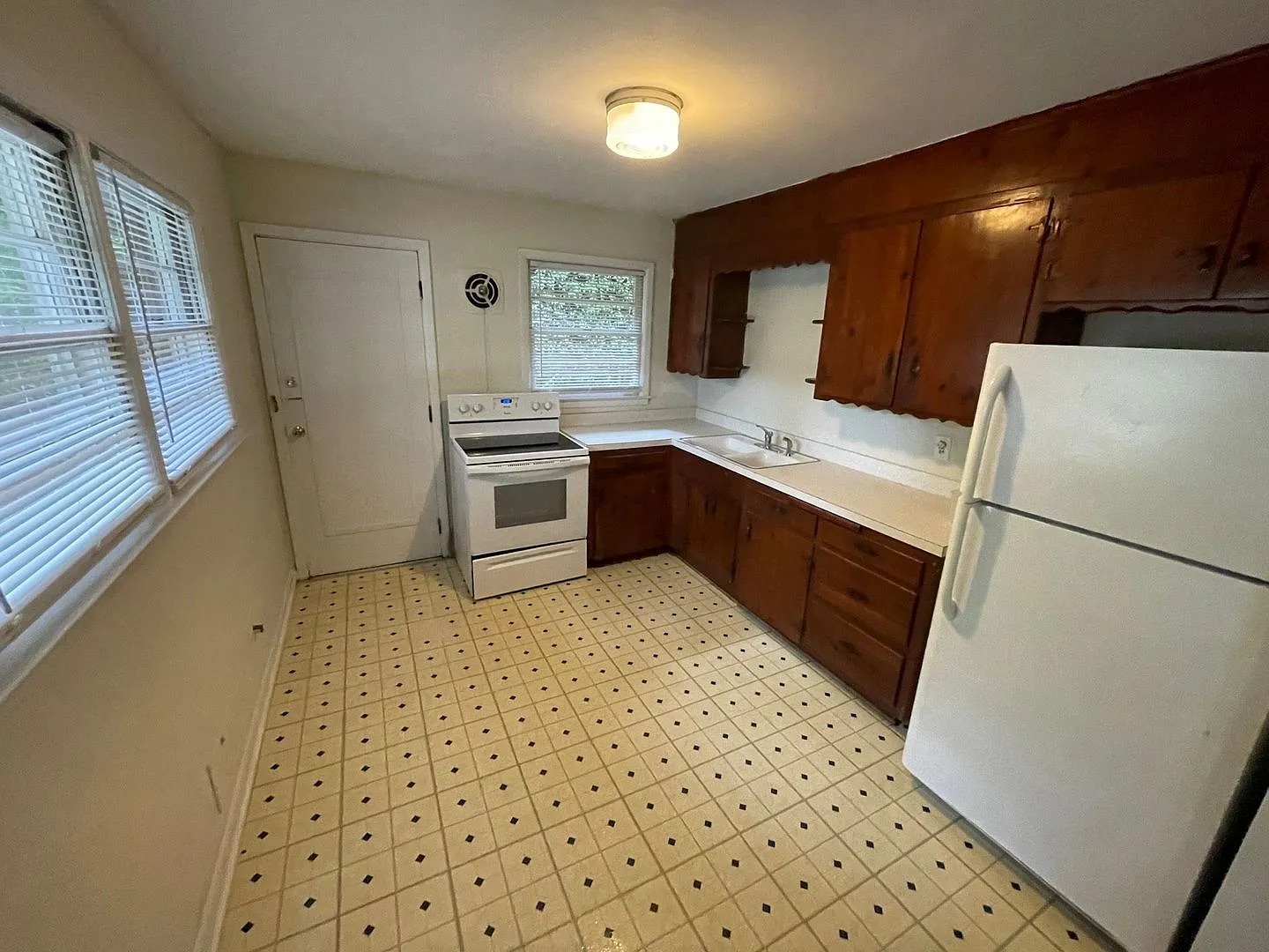 Pre-Leasing For August 9th 2027! — Photo 2