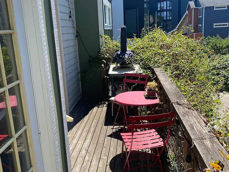 Outside deck - enjoy the PNW with sunny deck