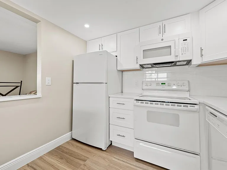 723 Flanders Dr #P — Photo 21