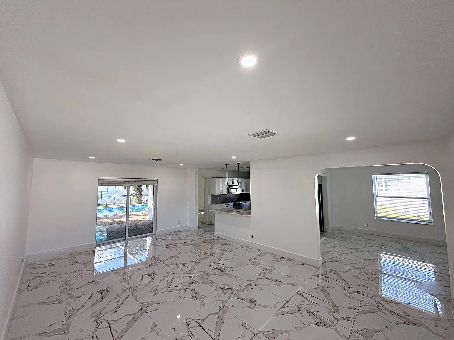 3 bed, 1976 sqft, $4,699 — Photo 4