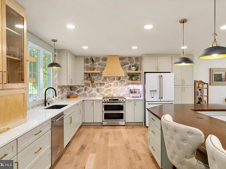 210 S Hughes St — Photo 2