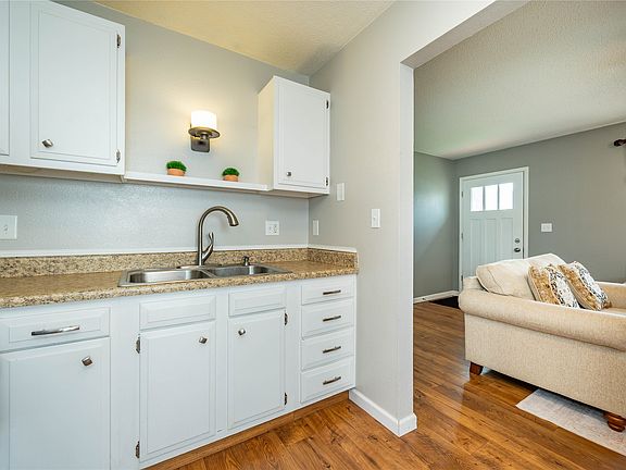5th image of 324 Rockwell Ave