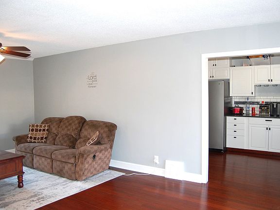 4th image of 512 W 22nd St