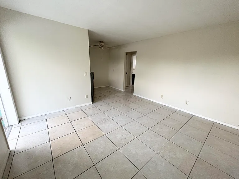 1111 N Federal Hwy #5 — Photo 4