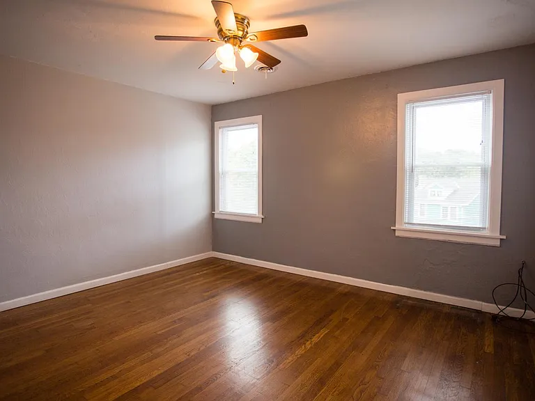2425 Saranac Ave — Photo 19