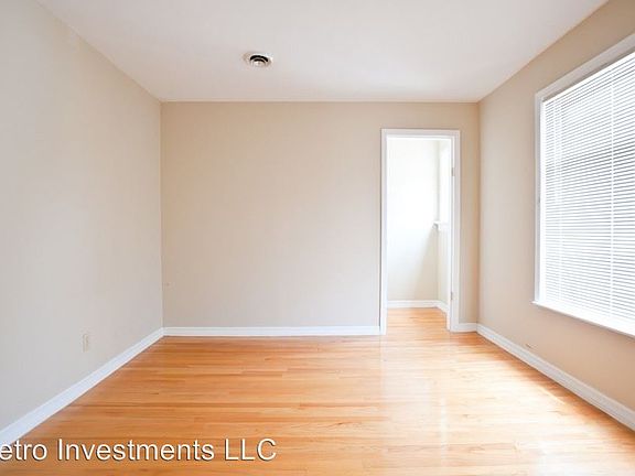 3rd image of 2429 N Farwell Ave Uppr 2431