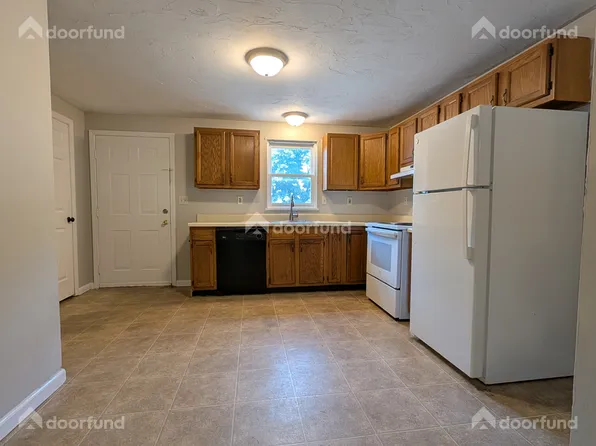 9 Carroll St #4, Pittsfield, NH 03263
