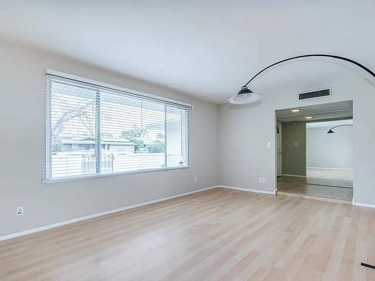 2439 E Del Rio Dr — Photo 46