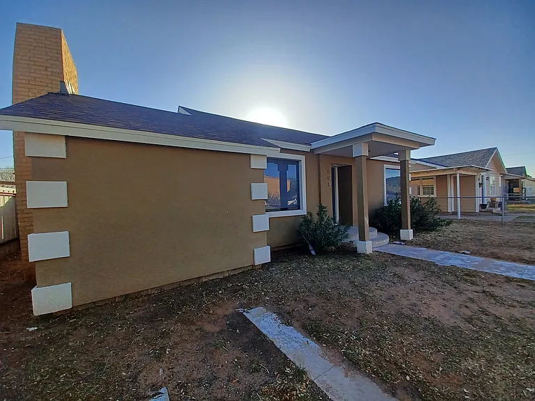 608 Graham Ave — Photo 2