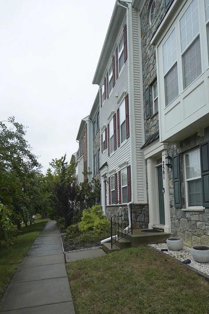 4 bed, 3.5 bath, 1980 sqft, $3,200 — Photo 1