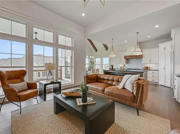 13407 W 174th Ter, Overland Park, KS 66221