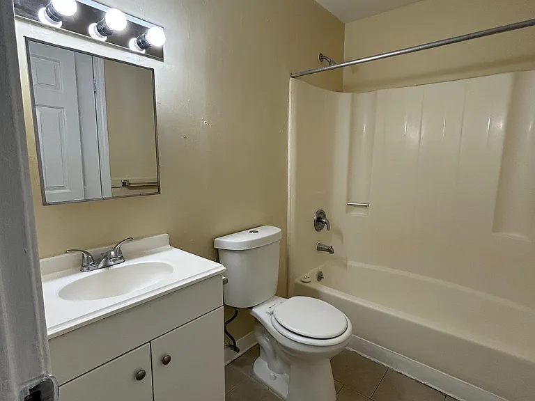 138 Hallock Ave #R2 — Photo 6