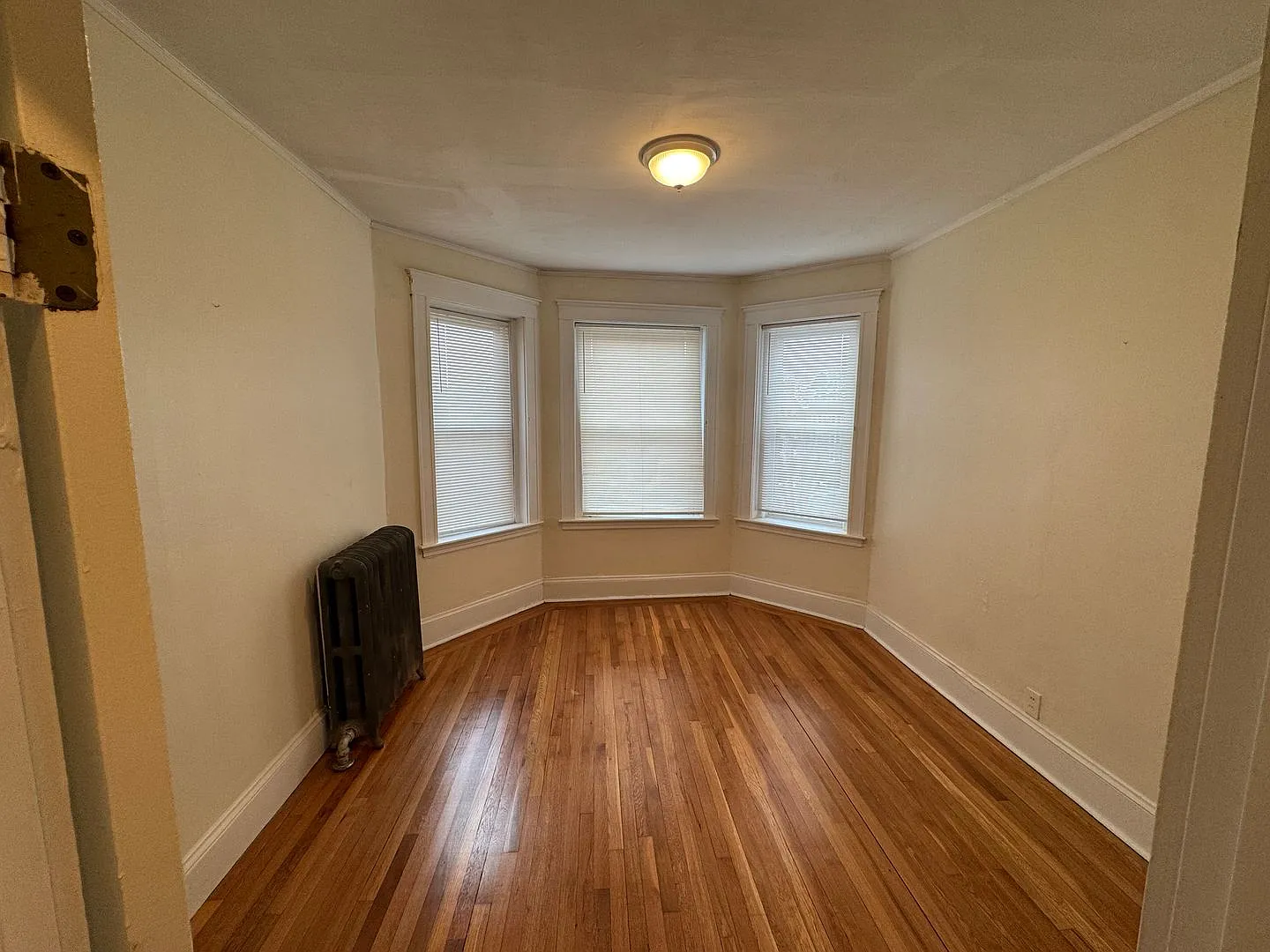 9/1 Top floor 3BR in Brighton, heat inc! — Photo 1