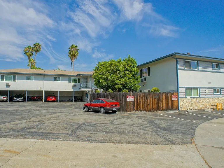 634 Marion Pl — Photo 1