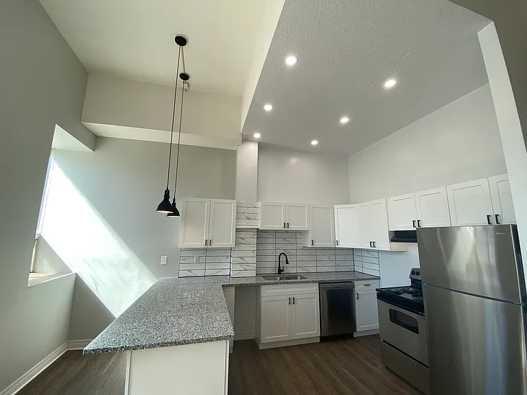 430 Adelaide St N — Photo 1
