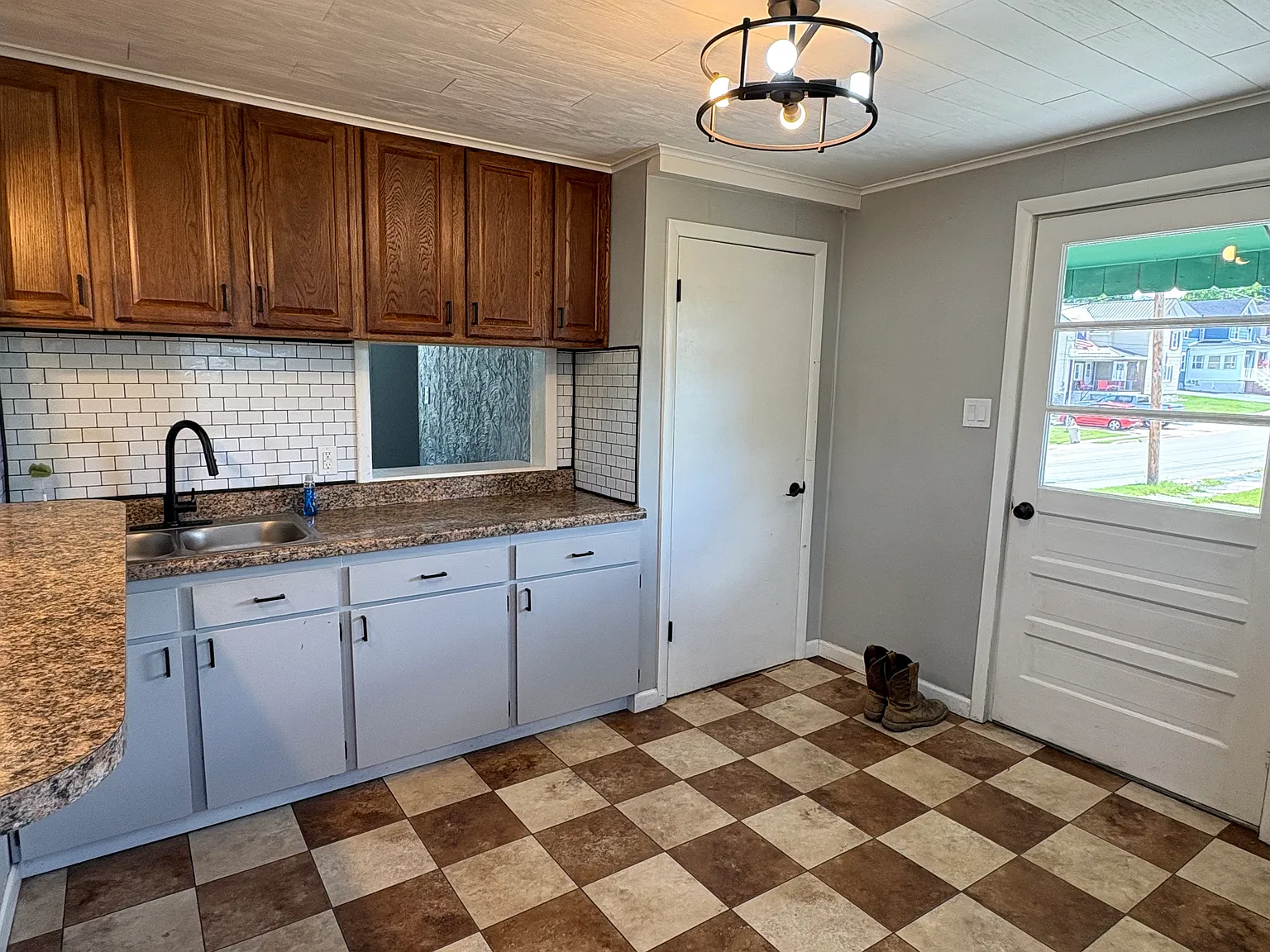 4 bed, 1440 sqft, $995 — Photo 1
