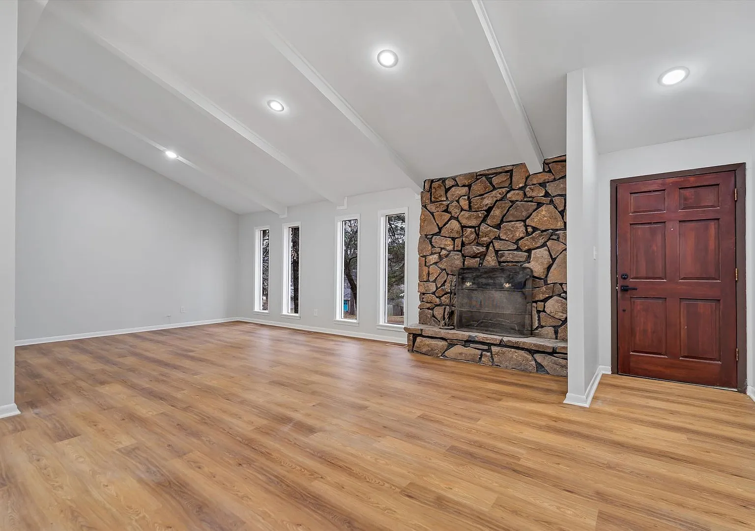 Spacious 3 Bed / 3 Bath Home in Valley View School District! — Photo 2