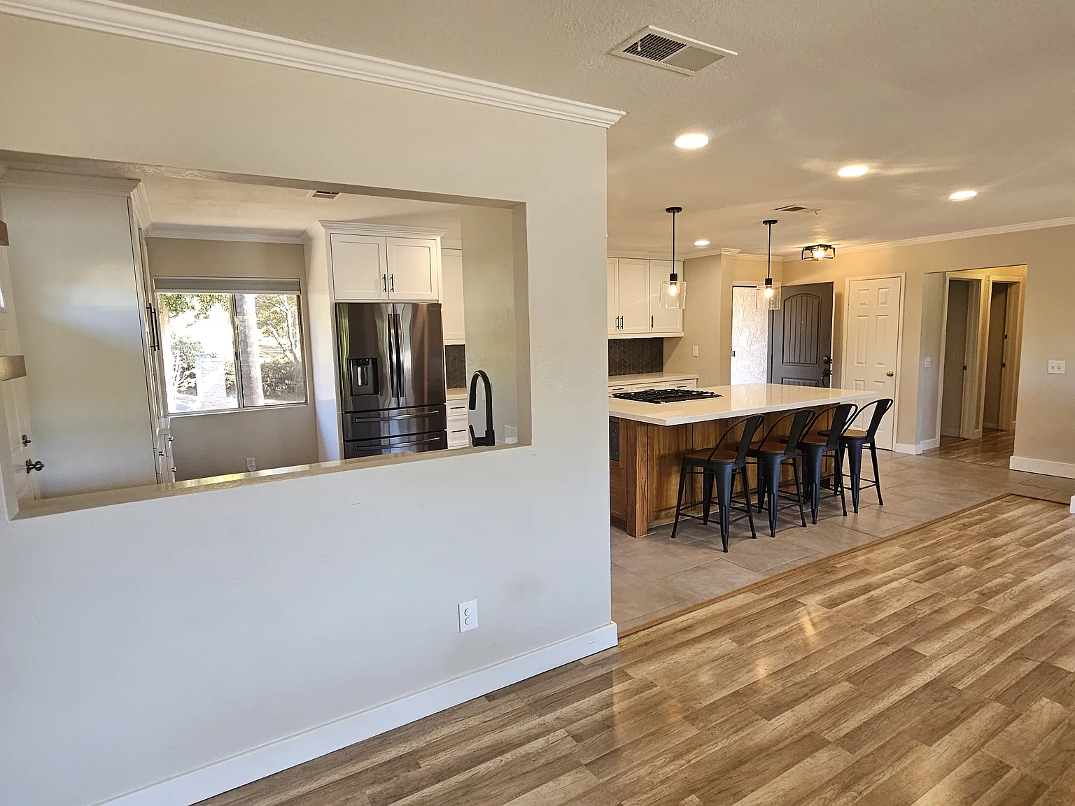 4 bed, 2500 sqft, $4,000 — Photo 4