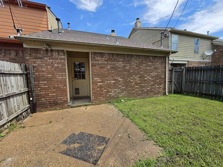 7733 Shadowland Dr — Photo 2