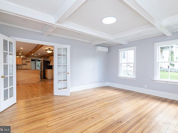 4th image of 310 E Main St