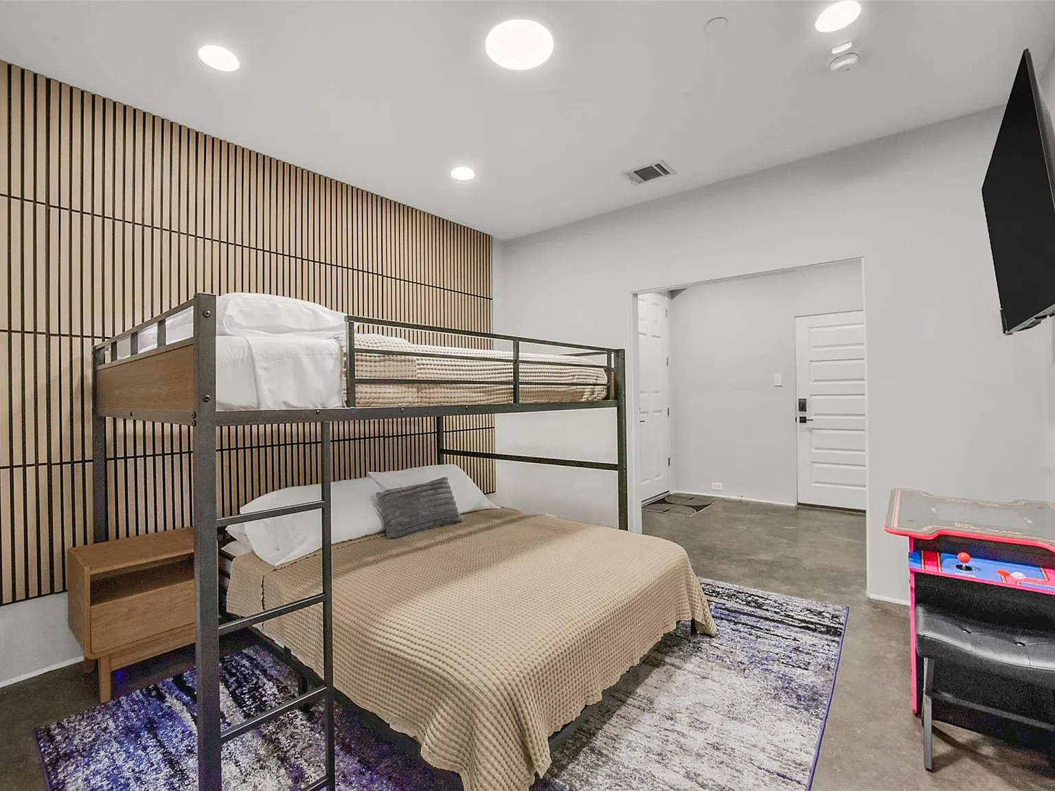 3 bed, 5.0 bath, 2557 sqft, $7,000 — Photo 3