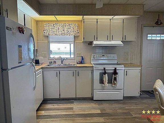 3rd image of 2442 Greenhedge Dr