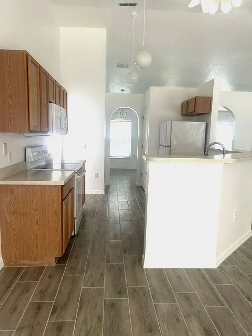 3 bed 2 bath home that has been freshly painted and tiled throughout — Photo 2