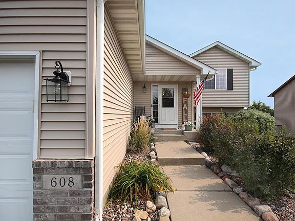 3rd image of 608 12th Ave NE