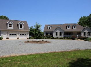 99 Acorn Ln, Mathews, VA 23109