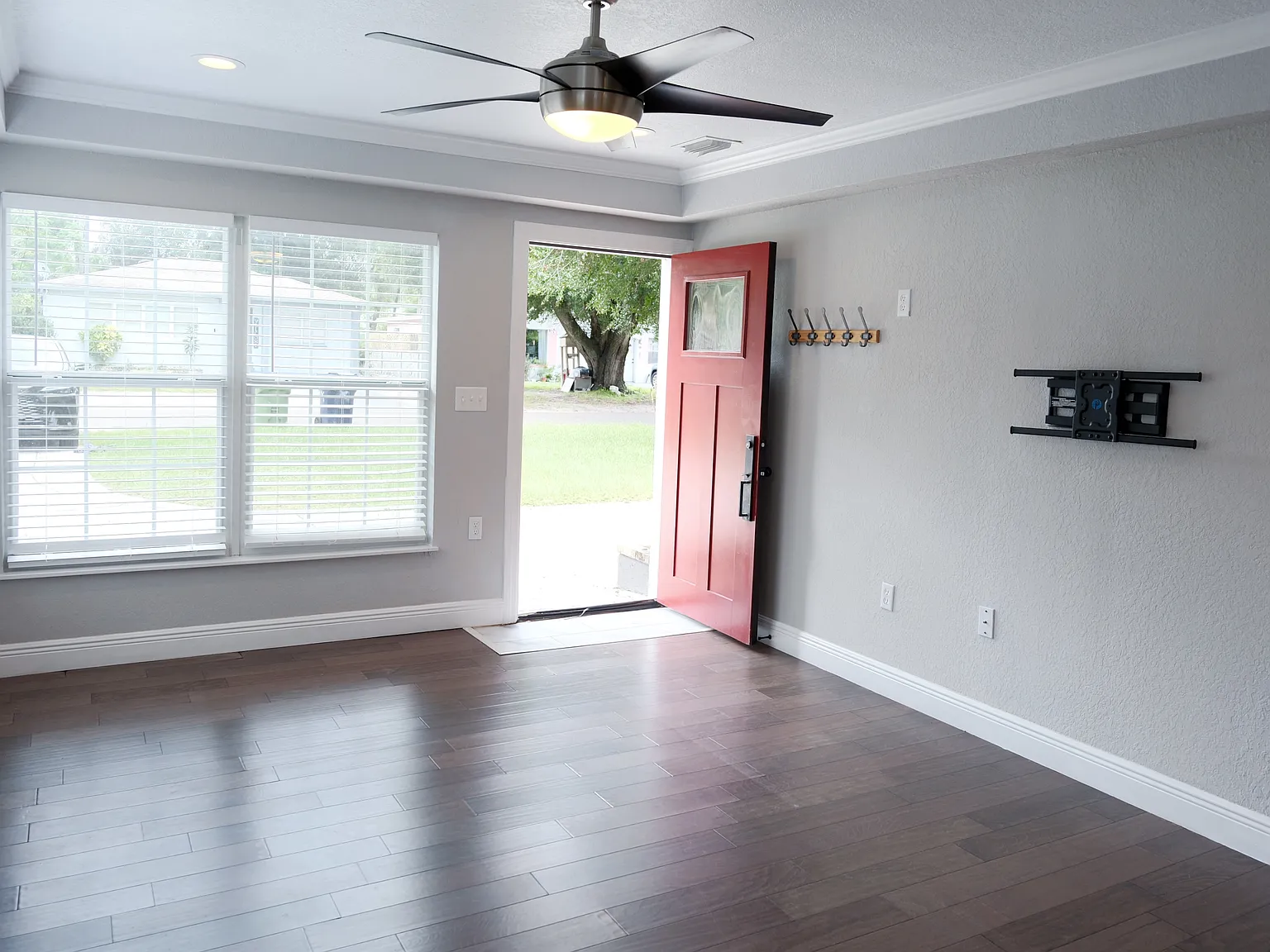 3 bed, 1008 sqft, $3,299 — Photo 3