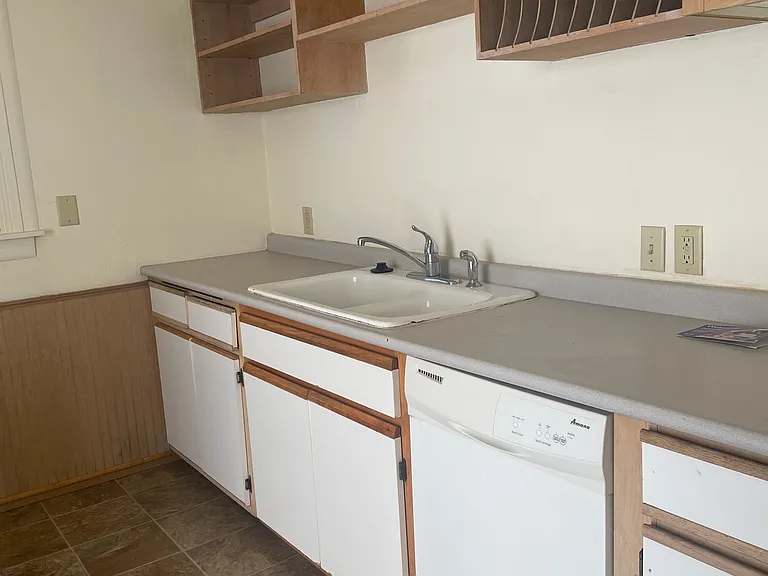 2025 Devos St — Photo 5