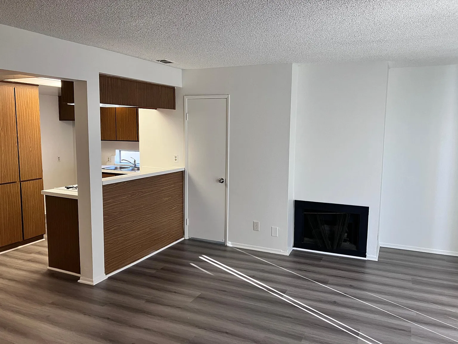 3 bed, 2.5 bath, 1225 sqft, $3,250 — Photo 4