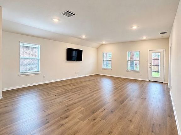 5th image of 217 Redbarn Ln