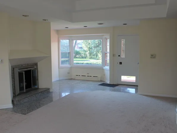 5655 W Hanssen Rd, Gurnee, IL 60031