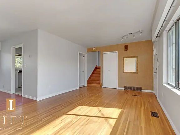 3rd image of 9460 Pinewell Cres #9460