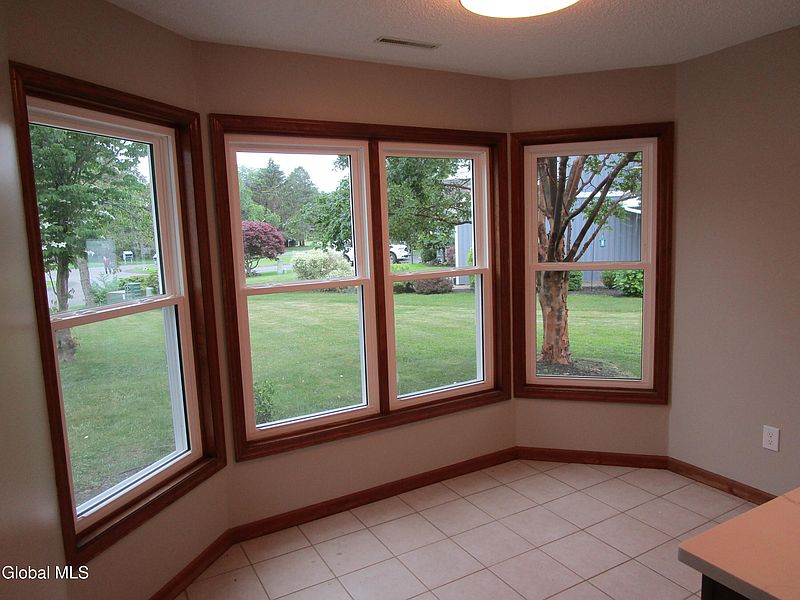 5th image of 28 Wedgewood Lane