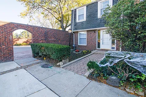 Building Photo - 557 Simbury St