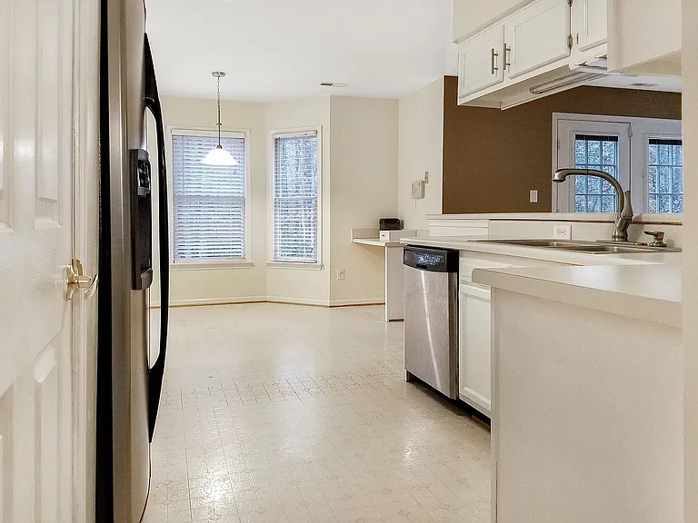 7704 Middlefield Mews — Photo 6