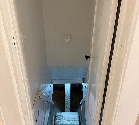 5th image of 122 E 21st St