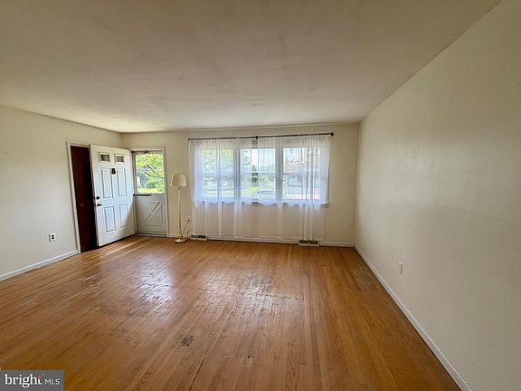 4th image of 1258 Tulip Rd