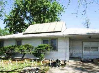 1108 SW 37th St, Topeka, KS 66611