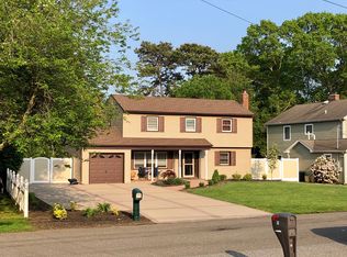 53 Van Bomel Blvd, Oakdale, NY 11769