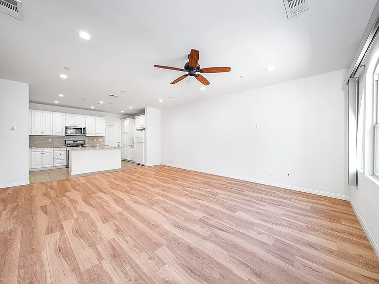 2533 Almeria Ln — Photo 9