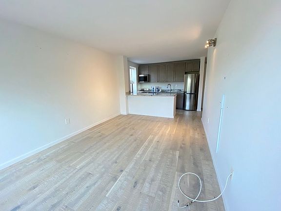 3rd image of 829 Greenwood Ave APT 2P