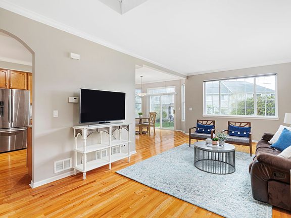 3rd image of 1253 Tamarack Dr