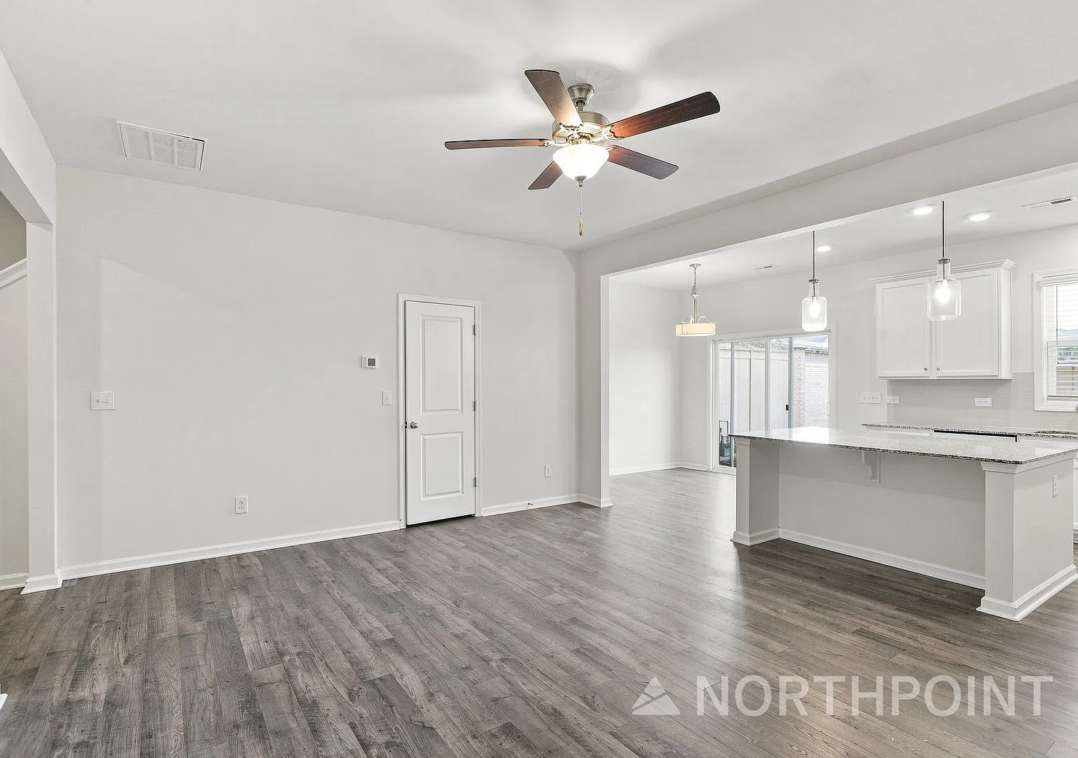 3 bedroom townhome available now! — Photo 3