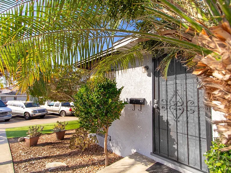 Charming 1 Bed/1 Bath - Just One Block from the Ocean in North Pacific Beach! — Photo 2