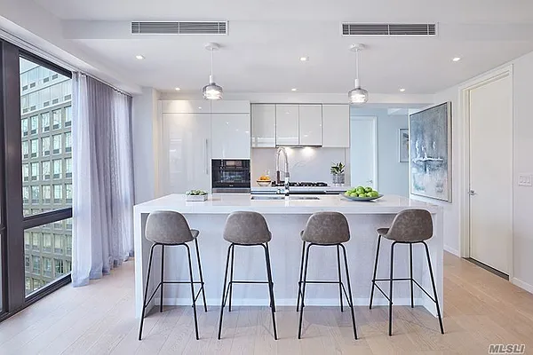 Sold by Chase Global Realty Corp | media 4